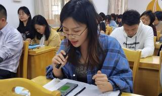 河南一考生被抬进考场