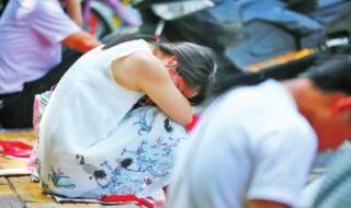 河南一考生被抬进考场
