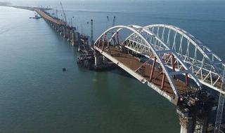 普京驾车视察克里米亚大桥 普京驾车视察克里米亚大桥