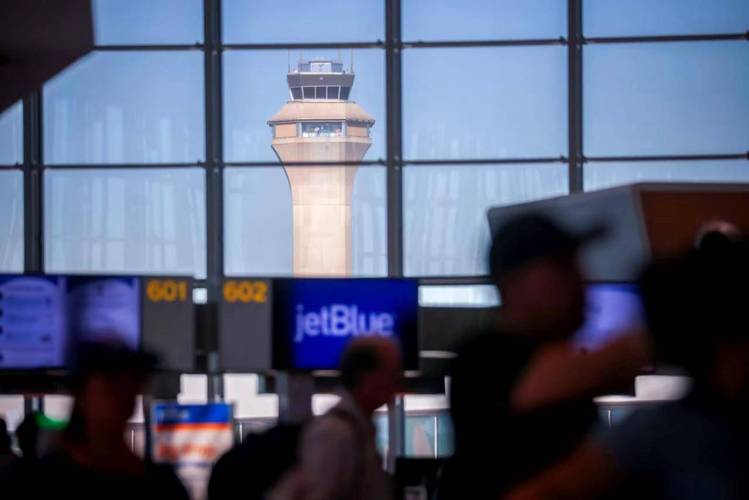 美国主要机场因政府停摆导致空中交通管制员短缺
